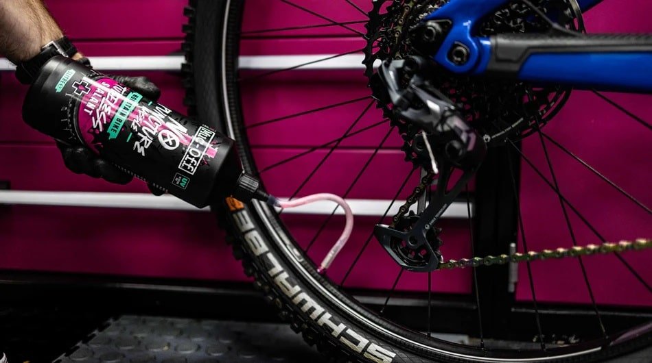 LIQUIDO SELLANTE MUC-OFF NO PUNCTURE HASSLE 1LT